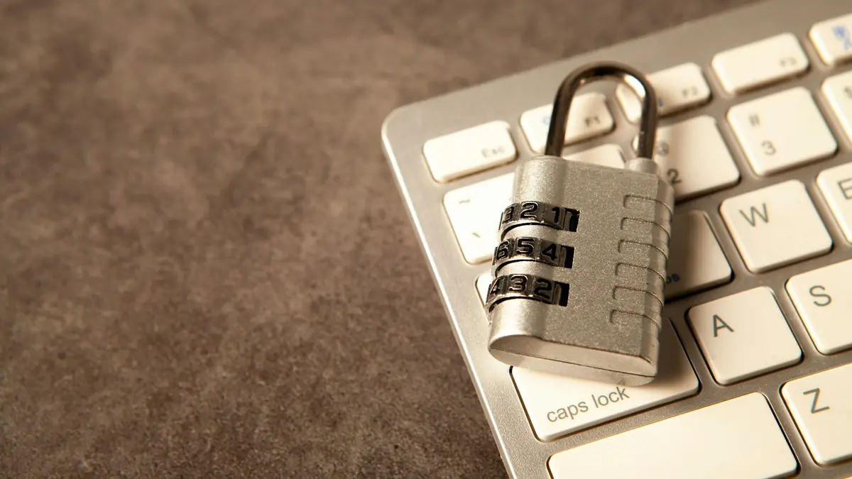 Ổ khóa số đặt cạnh phím Caps Lock, nhắc kiểm tra chữ hoa khi đăng nhập Kubet