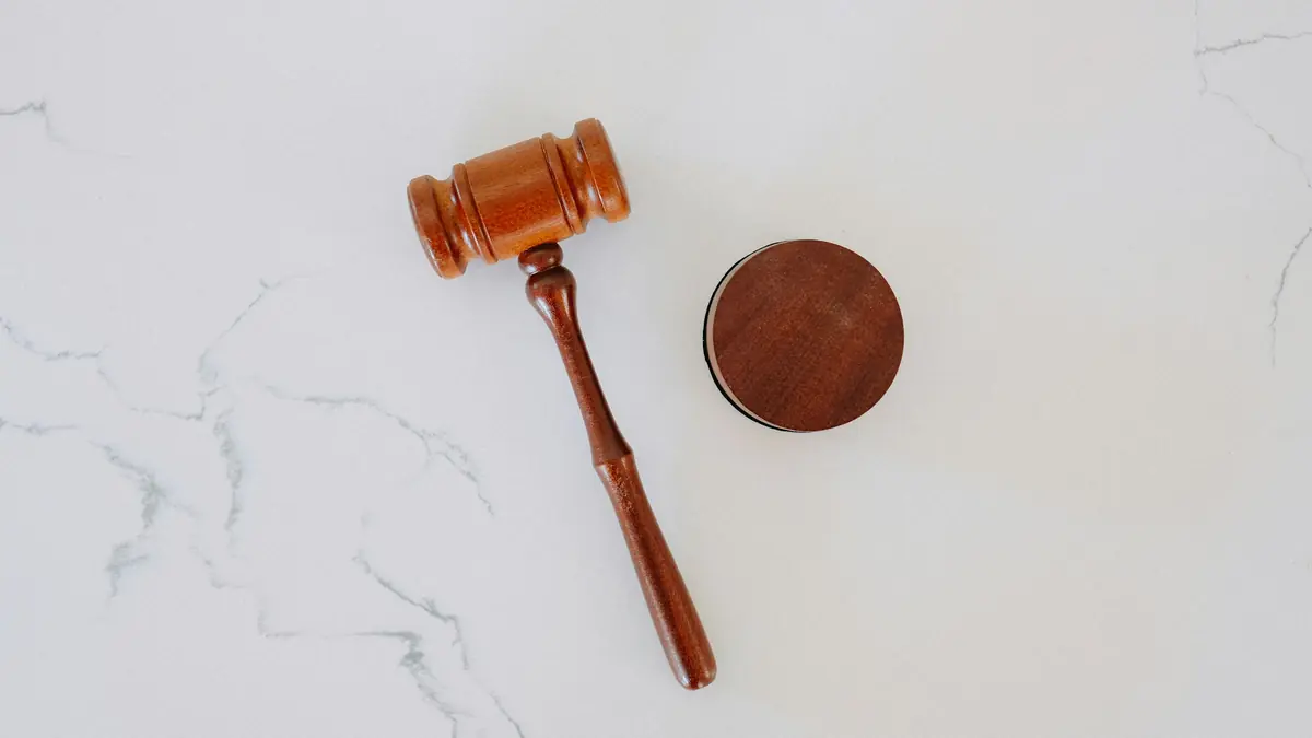 Búa gỗ của thẩm phán trên mặt đá, minh họa giới hạn pháp lý của giấy phép hoạt động nước ngoài