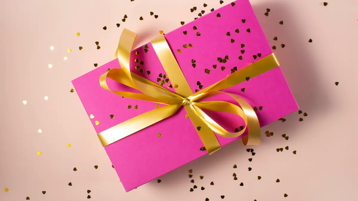 Hộp quà buộc ruy băng vàng minh họa các chương trình khuyến mãi Kubet dành cho hội viên