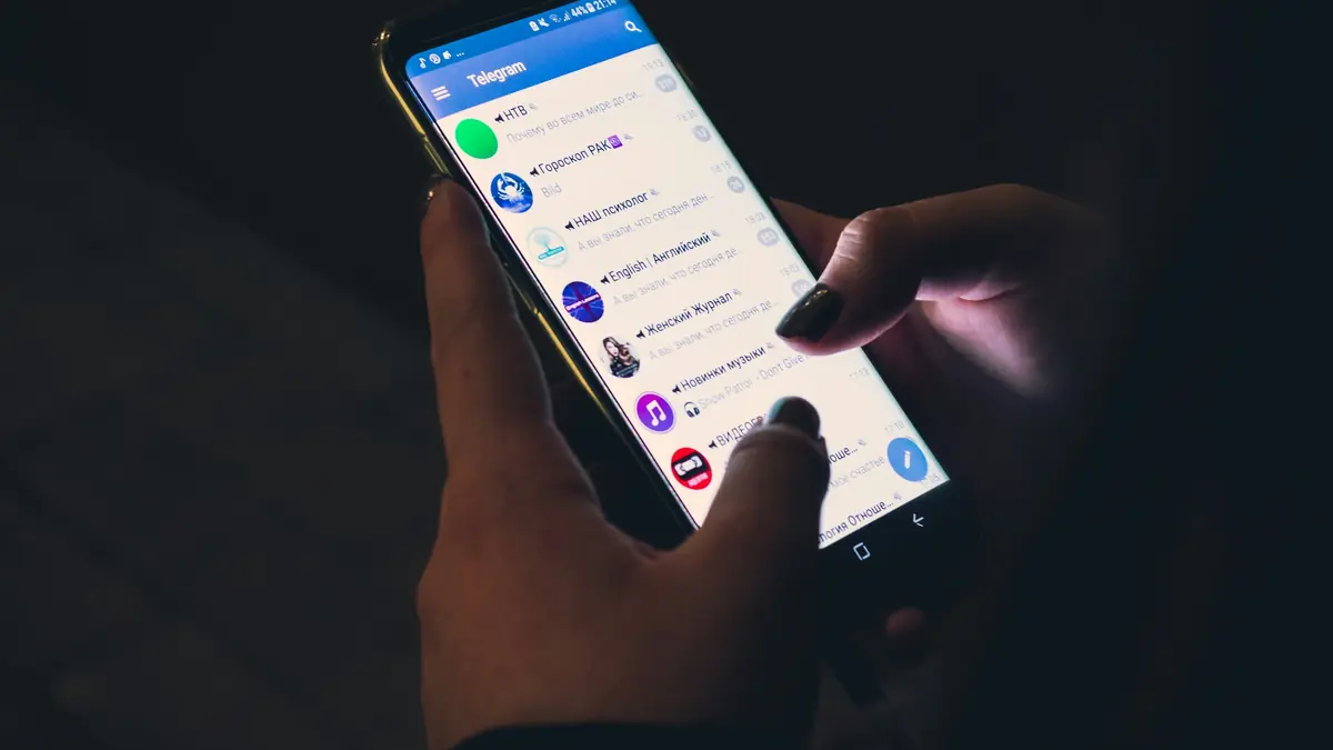 Người dùng nhắn tin trên điện thoại khi liên hệ Kubet qua live chat trong tài khoản