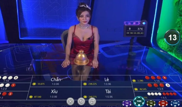 Bàn live casino Kubet với kèo chẵn lẻ và tài xỉu do người chia bài trực tiếp điều khiển