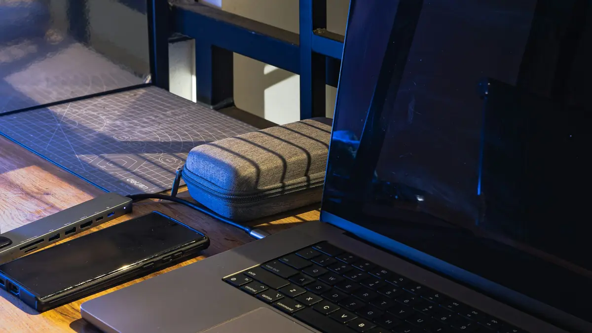 Laptop và điện thoại trên bàn làm việc — hai thiết bị quen thuộc để vào Kubet